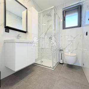 Novogradnja - Dvosoban apartman s vrtom - CENTAR, VIR