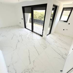 Novogradnja - Dvosoban apartman s vrtom - CENTAR, VIR