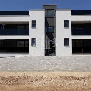 Novogradnja - Dvosoban apartman s vrtom - CENTAR, VIR