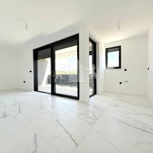 Novogradnja - Dvosoban apartman s vrtom - CENTAR, VIR