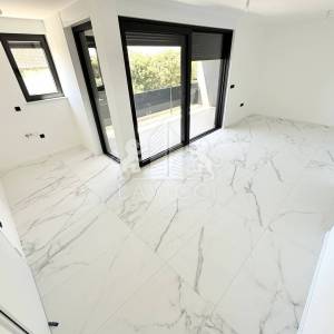 Novogradnja - Dvosoban apartman s krovnom terasom - VIR, CENTAR