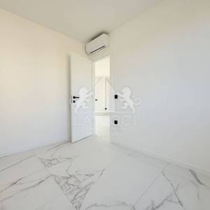 Novogradnja - Dvosoban apartman s vrtom - CENTAR, VIR