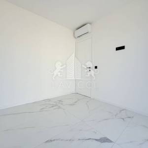 Novogradnja - Dvosoban apartman s vrtom - CENTAR, VIR