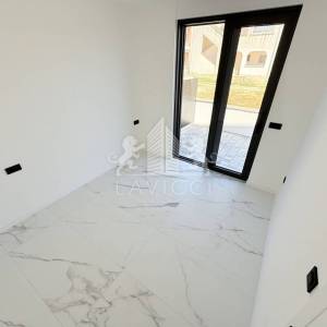 Novogradnja - Dvosoban apartman s vrtom - CENTAR, VIR