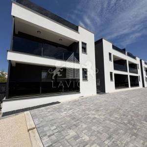 Novogradnja - Dvosoban apartman s vrtom - CENTAR, VIR