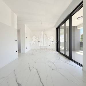 Novogradnja - Dvosoban apartman s vrtom - CENTAR, VIR