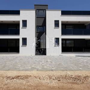 Novogradnja - Dvosoban apartman s vrtom - CENTAR, VIR