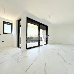 Novogradnja - Dvosoban apartman s vrtom - CENTAR, VIR