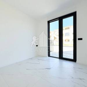 Novogradnja - Dvosoban apartman s vrtom - CENTAR, VIR