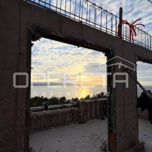 Novogradnja, dvosoban stan s balkonom i liftom, Omiš