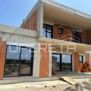 Novogradnja – kuća s bazenom, parcela površine 1.131 m2, Raštane