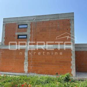 Novogradnja – kuća s bazenom, parcela površine 1.131 m2, Raštane
