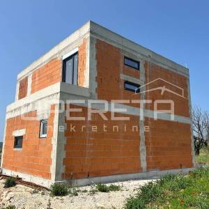 Novogradnja – kuća s bazenom, parcela površine 1.131 m2, Raštane