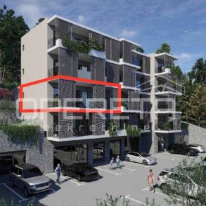 Novogradnja u Omišu: prostrani trosoban stan s balkonom