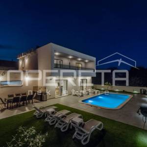 Novoizgrađena moderna vila s garažom i bazenom, Kaštel Novi