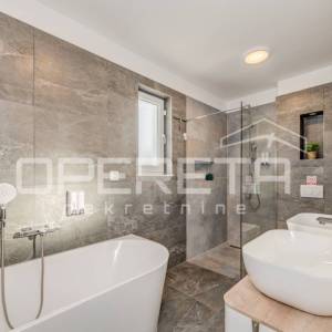 Novoizgrađena moderna vila s garažom i bazenom, Kaštel Novi