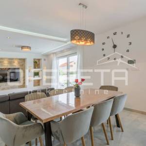 Novoizgrađena moderna vila s garažom i bazenom, Kaštel Novi