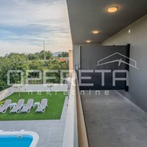 Novoizgrađena moderna vila s garažom i bazenom, Kaštel Novi