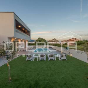 Novoizgrađena moderna vila s garažom i bazenom, Kaštel Novi