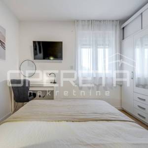 Novoizgrađena moderna vila s garažom i bazenom, Kaštel Novi