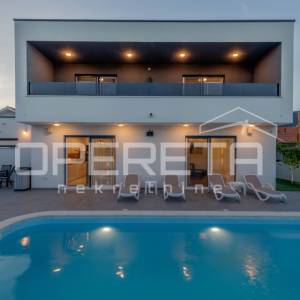 Novoizgrađena moderna vila s garažom i bazenom, Kaštel Novi