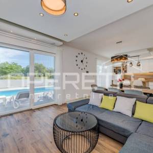 Novoizgrađena moderna vila s garažom i bazenom, Kaštel Novi