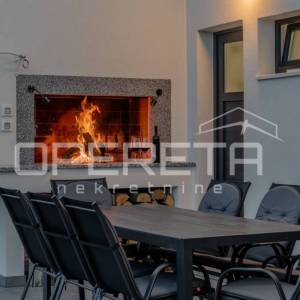 Novoizgrađena moderna vila s garažom i bazenom, Kaštel Novi