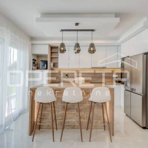 Novoizgrađena moderna vila s garažom i bazenom, Kaštel Novi