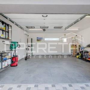 Novoizgrađena moderna vila s garažom i bazenom, Kaštel Novi