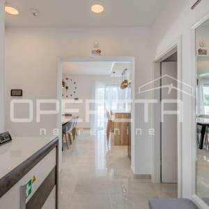 Novoizgrađena moderna vila s garažom i bazenom, Kaštel Novi