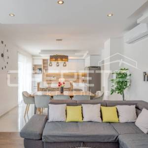 Novoizgrađena moderna vila s garažom i bazenom, Kaštel Novi