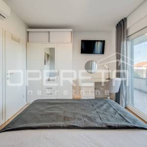 Novoizgrađena moderna vila s garažom i bazenom, Kaštel Novi