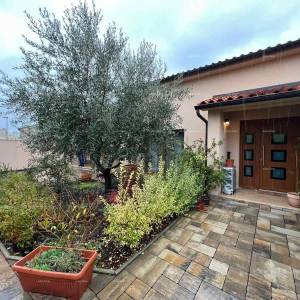 Obiteljska kuća sa dvorištem u Puli! Gregovica .