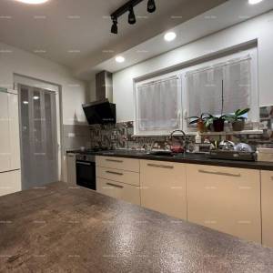 Obiteljska kuća sa dvorištem u Puli! Gregovica .