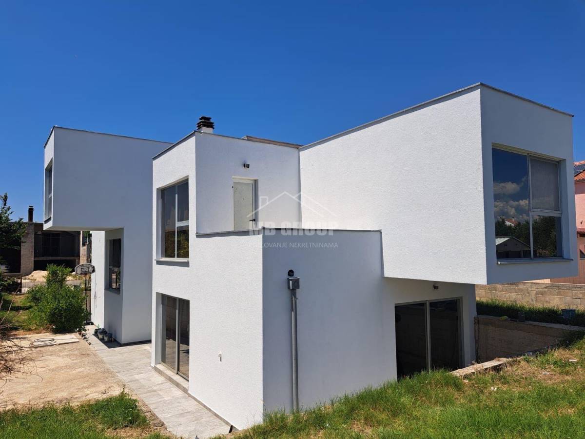 OBITELJSKA VILA S 3 SPAVAĆE SOBE, JEDINSTVENI DIZAJN, BOKANJAC- ZADAR