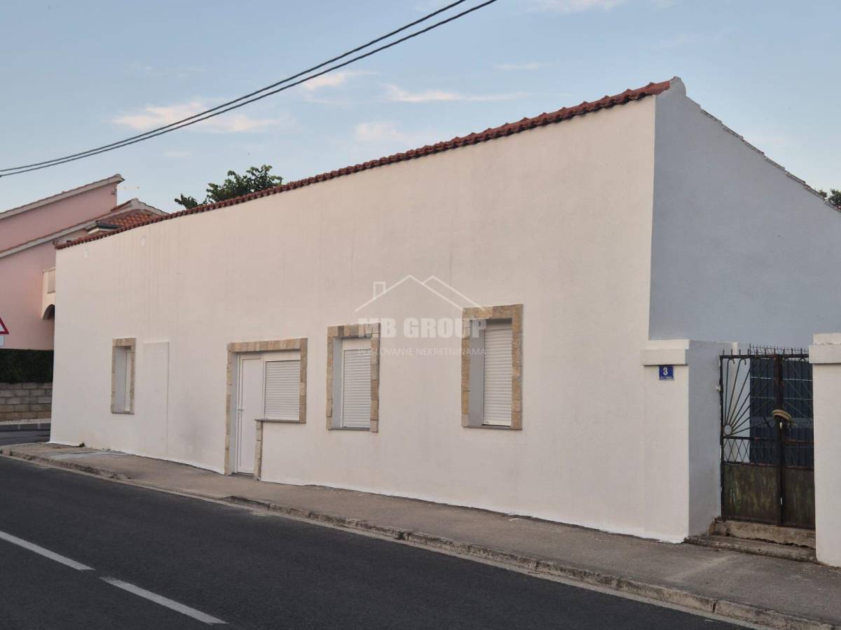 OBNOVLJENA KUĆA S 3 SPAVAĆE SOBE, PRILIKA – CENTAR! VRSI - ZADAR