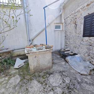 Okolica grada Krka - Dvojna kamena kuća za obnovu