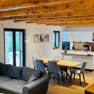 Okolica Krka- rustikalna kuća s pogledom na more! 