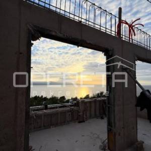 Omiš, novogradnja: dvosoban stan s liftom, balkonom i pogledom na more