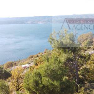 Omiš Stanići 3800 m2 građevinsko zemljište top loakcija