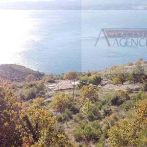 Omiš Stanići 3800 m2 građevinsko zemljište top loakcija