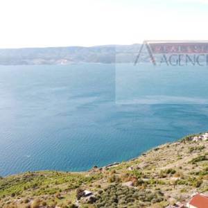 Omiš Stanići 3800 m2 građevinsko zemljište top loakcija