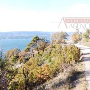 Omiš Stanići 3800 m2 građevinsko zemljište top loakcija