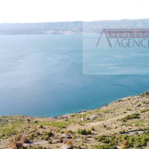 Omiš Stanići 3800 m2 građevinsko zemljište top loakcija