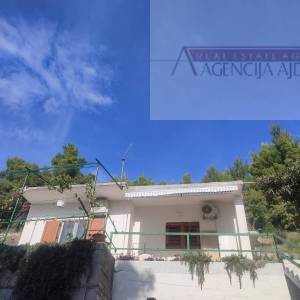 Omiš Stanići kuća 100 m2 + mogućnost nadogradnje 120m od mora