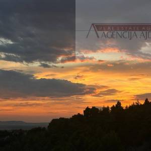 Omiš Stanići kuća 100 m2 + mogućnost nadogradnje 120m od mora