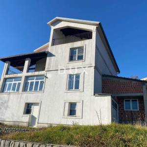 OPATIJA, BREGI - samostojeća kuća 400 m2 + okućnica 826 m2 + 3 garaže s pogledom na more! PRILIKA!