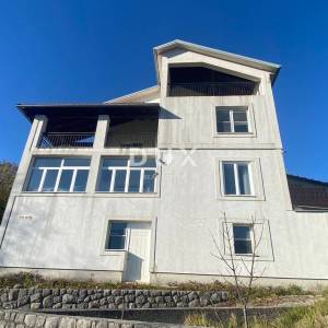 OPATIJA, BREGI - samostojeća kuća 400 m2 + okućnica 826 m2 + 3 garaže s pogledom na more! PRILIKA!