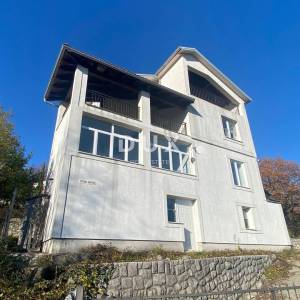 OPATIJA, BREGI - samostojeća kuća 400 m2 + okućnica 826 m2 + 3 garaže s pogledom na more! PRILIKA!