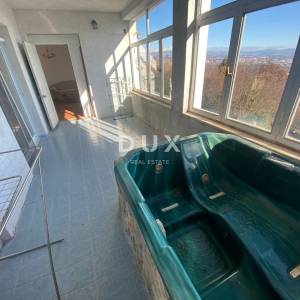 OPATIJA, BREGI - samostojeća kuća 400 m2 + okućnica 826 m2 + 3 garaže s pogledom na more! PRILIKA!